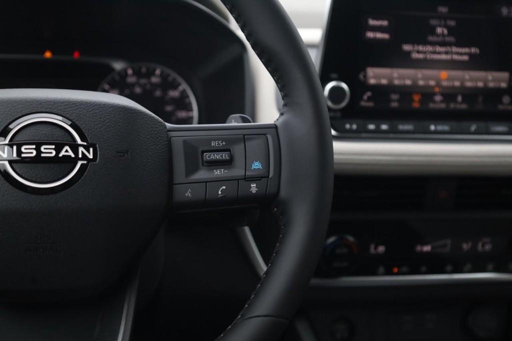 Nissan Rogue Vehicle Image 08