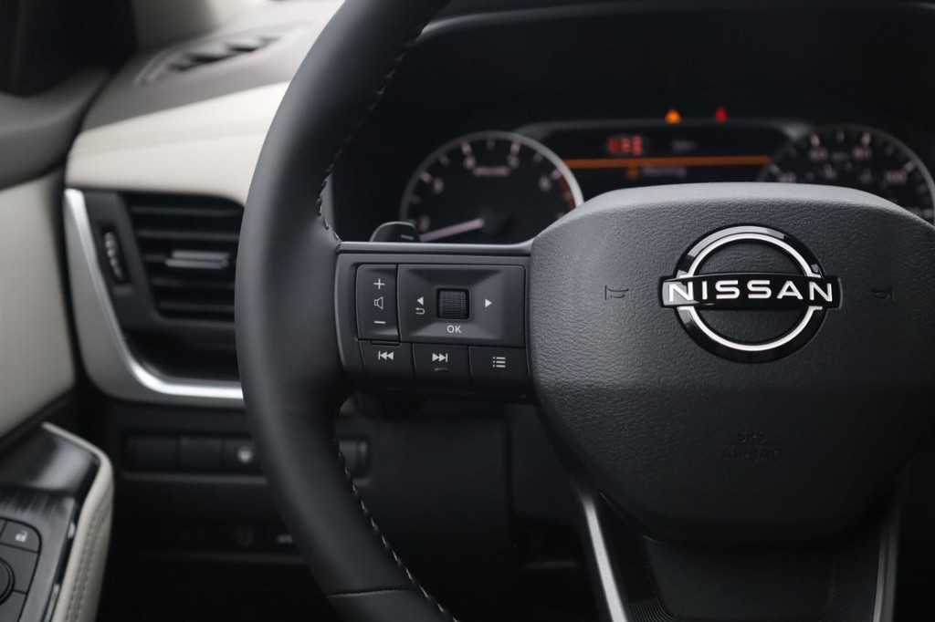 Nissan Rogue Vehicle Image 09