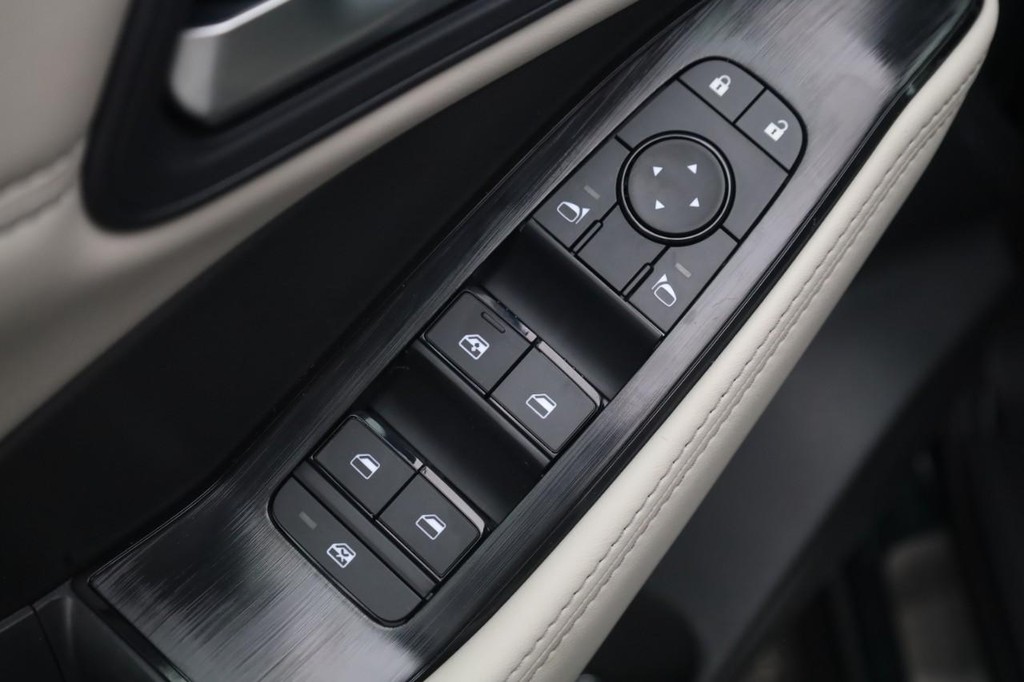 Nissan Rogue Vehicle Image 10