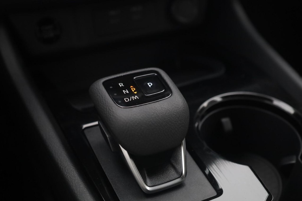 Nissan Rogue Vehicle Image 18