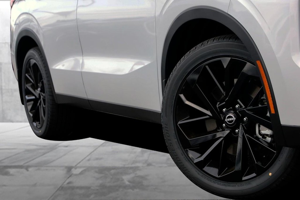 Nissan Rogue Plug-In Hybrid Vehicle Image 03