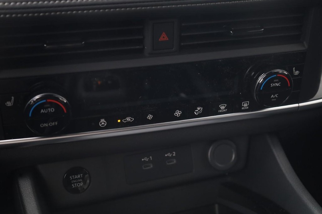Nissan Rogue Vehicle Image 16