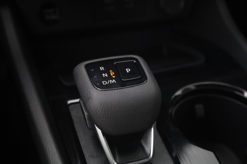 Nissan Rogue Vehicle Image 19