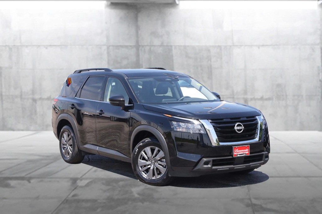Nissan Pathfinder Vehicle Image 02