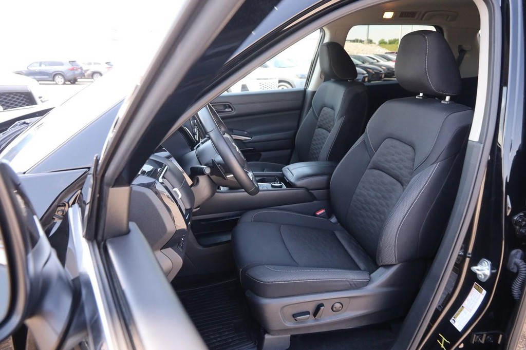 Nissan Pathfinder Vehicle Image 09