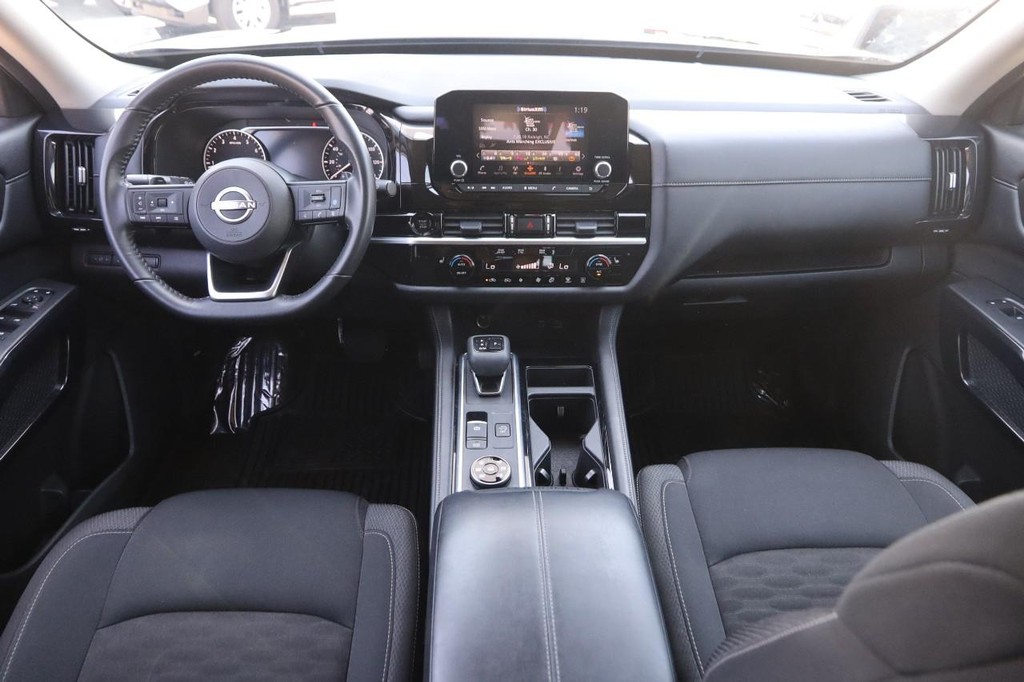 Nissan Pathfinder Vehicle Image 16