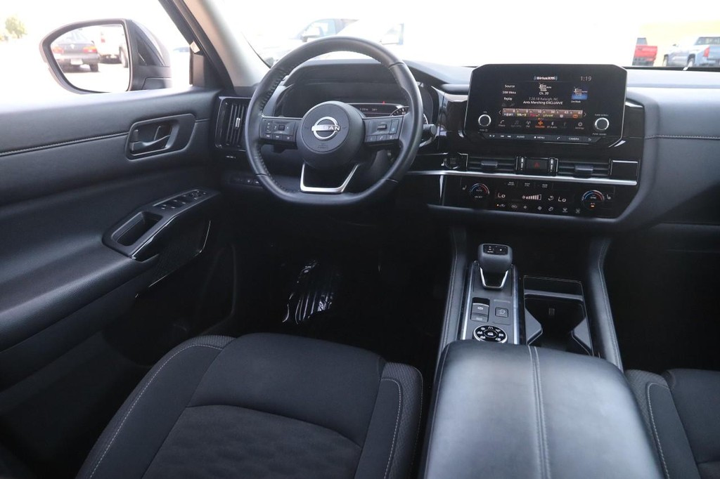 Nissan Pathfinder Vehicle Image 17