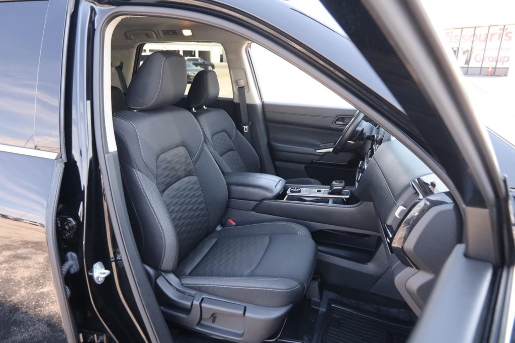 Nissan Pathfinder Vehicle Image 21