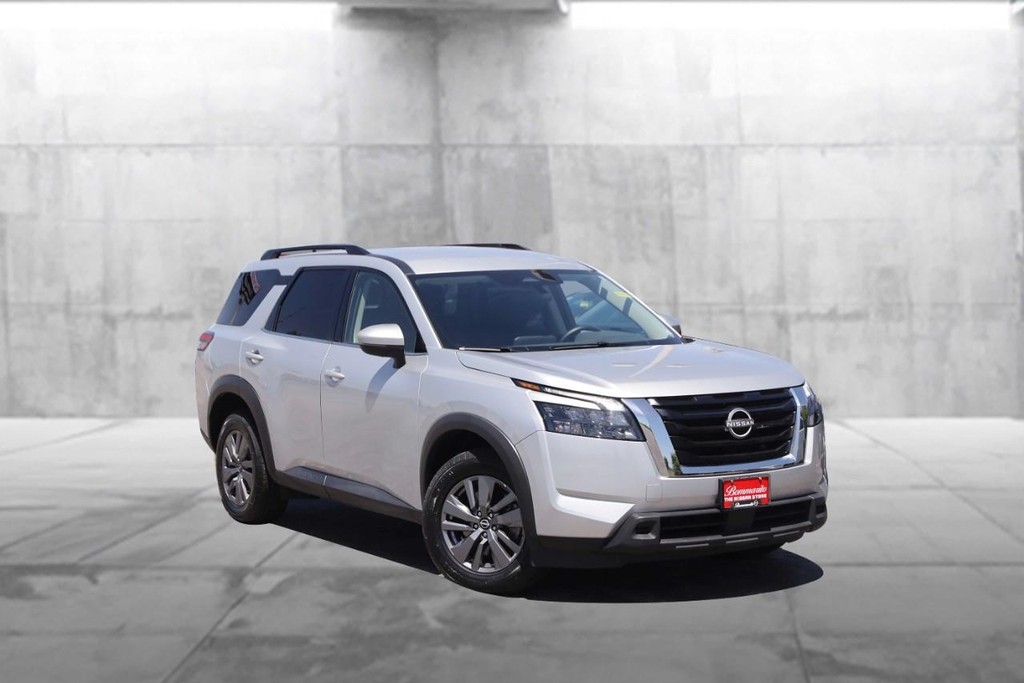 Nissan Pathfinder Vehicle Image 02