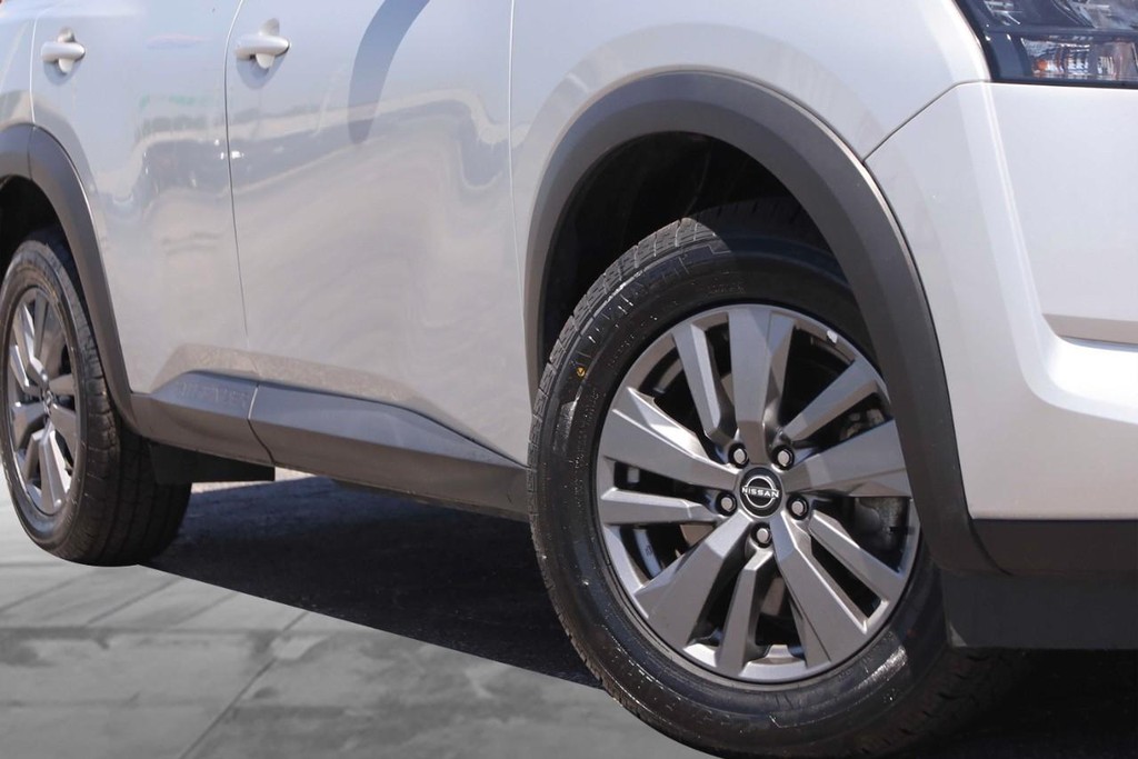 Nissan Pathfinder Vehicle Image 03