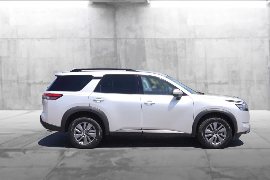 Nissan Pathfinder Vehicle Image 05