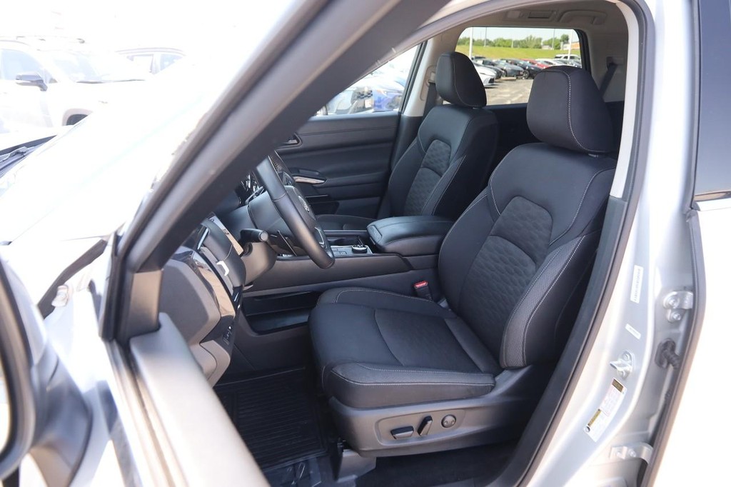 Nissan Pathfinder Vehicle Image 09