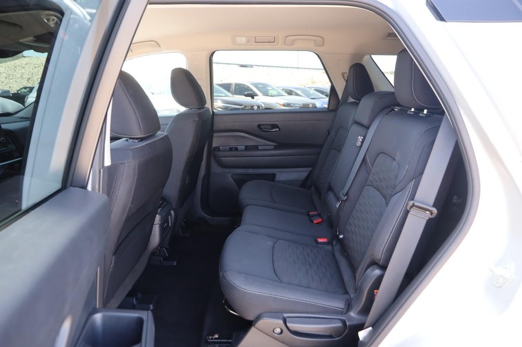 Nissan Pathfinder Vehicle Image 10