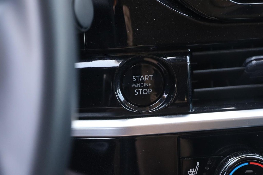 Nissan Pathfinder Vehicle Image 16