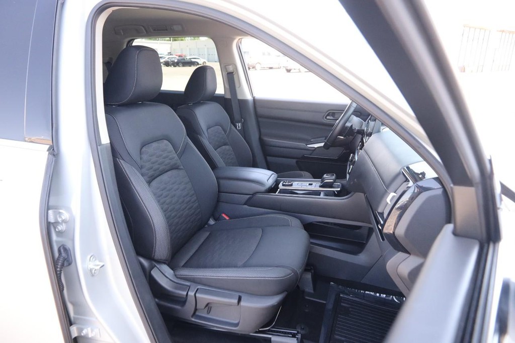 Nissan Pathfinder Vehicle Image 27