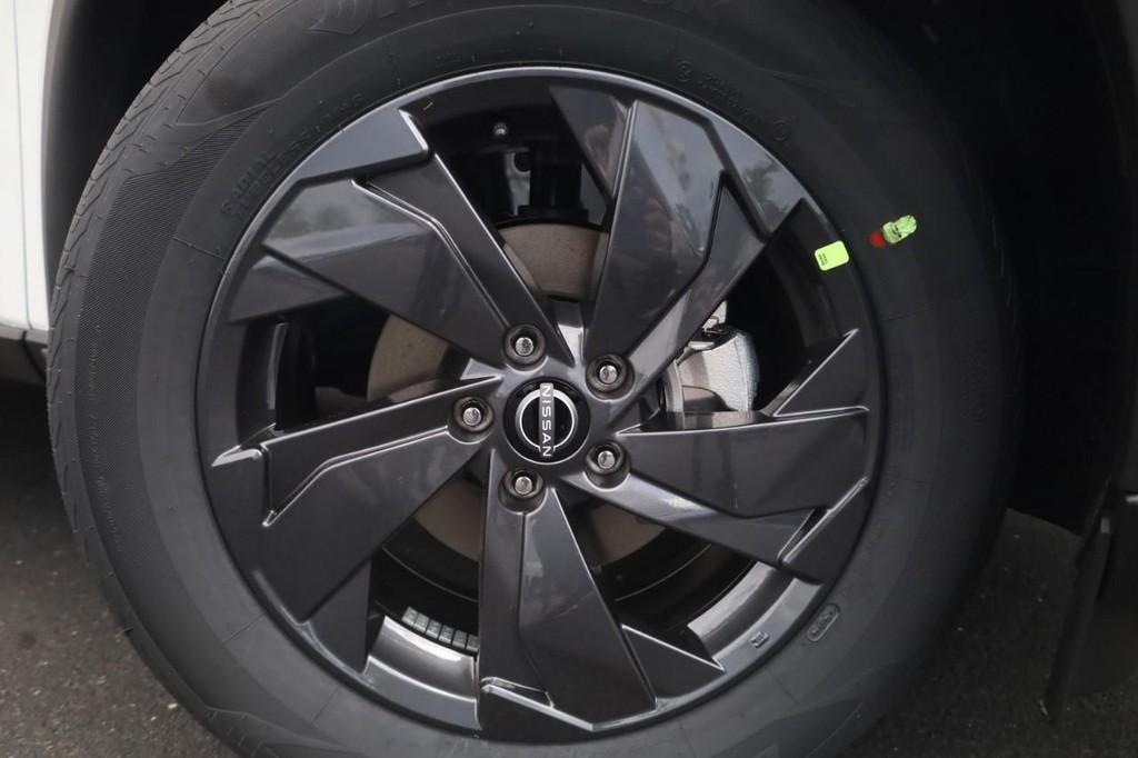 Nissan Rogue Vehicle Image 03