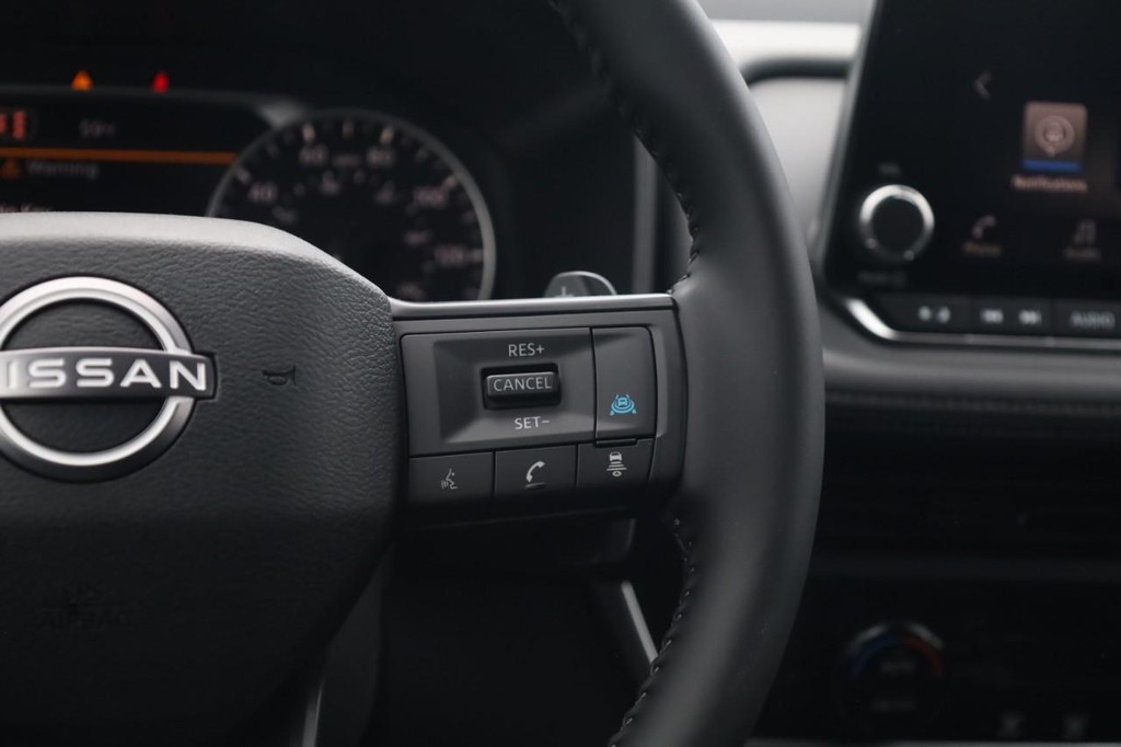 Nissan Rogue Vehicle Image 09