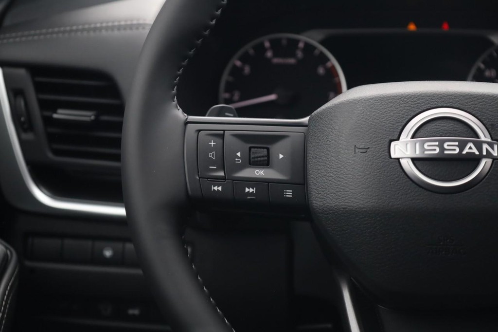 Nissan Rogue Vehicle Image 10
