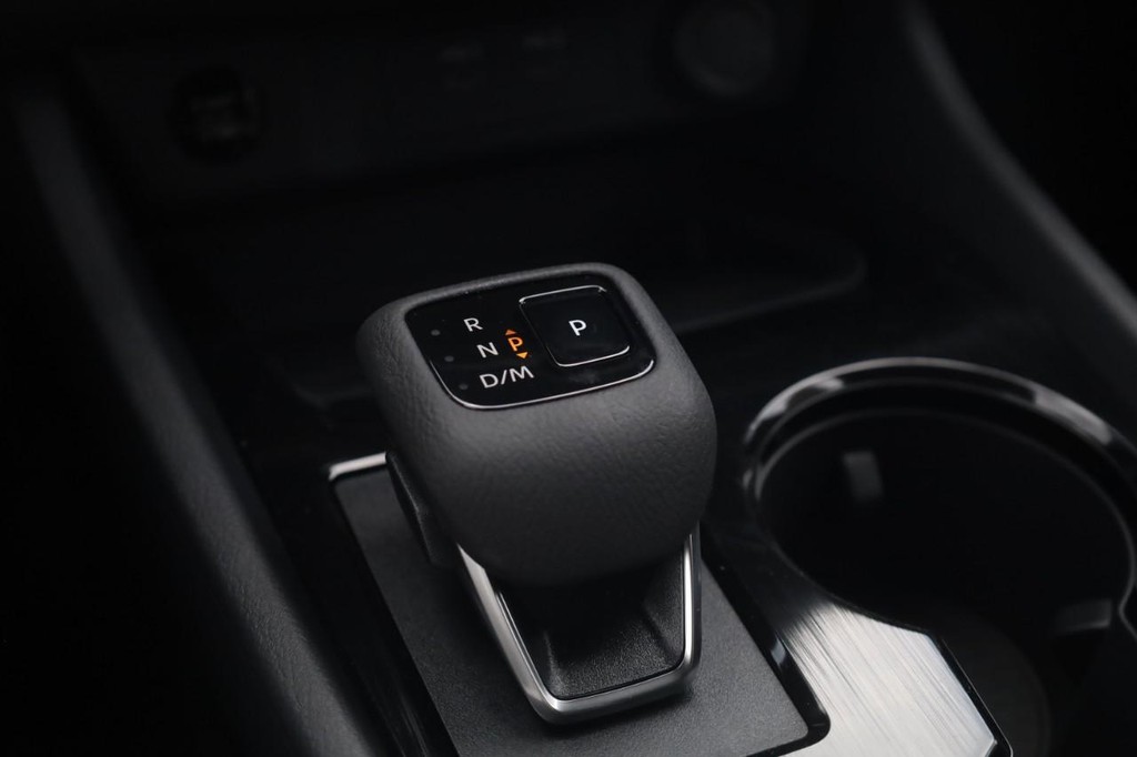 Nissan Rogue Vehicle Image 19