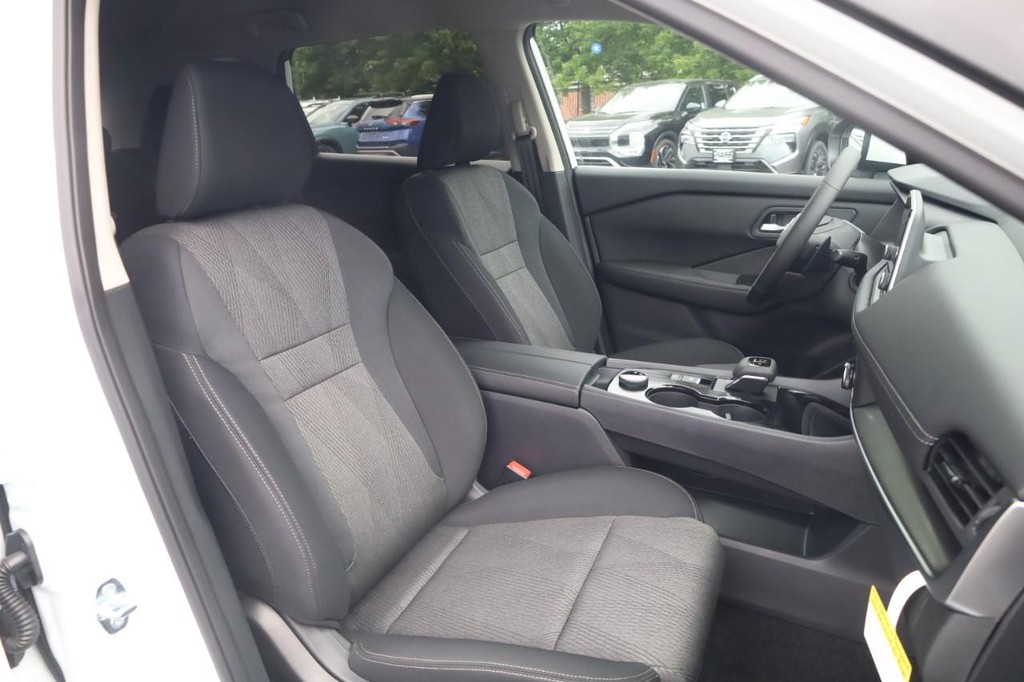 Nissan Rogue Vehicle Image 21
