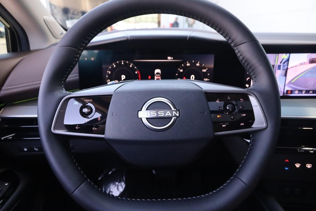 Nissan Murano Vehicle Image 12