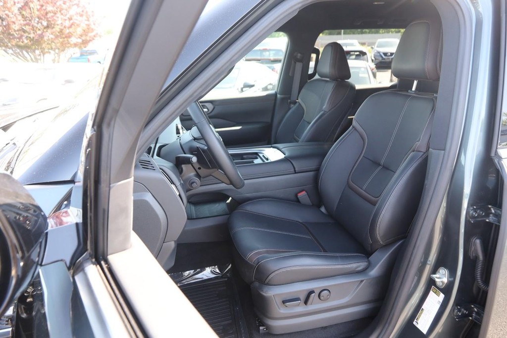 Nissan Armada Vehicle Image 09