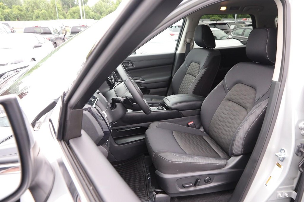 Nissan Pathfinder Vehicle Image 09