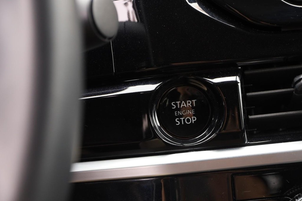 Nissan Pathfinder Vehicle Image 16
