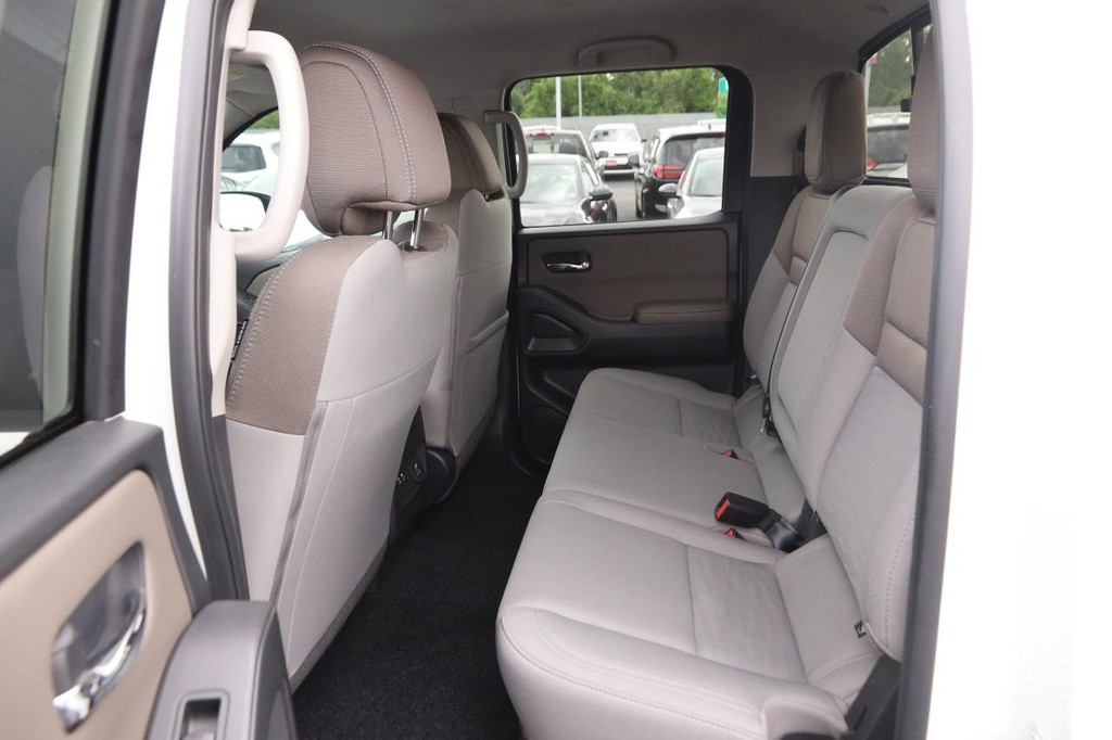 Nissan Frontier Vehicle Image 09