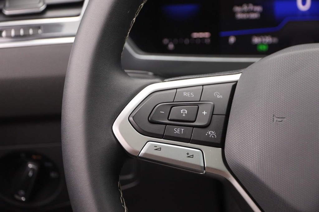 Volkswagen Tiguan Vehicle Image 11