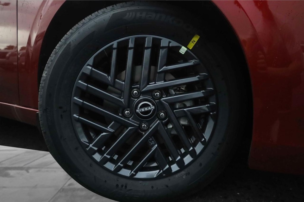Nissan Sentra Vehicle Image 03