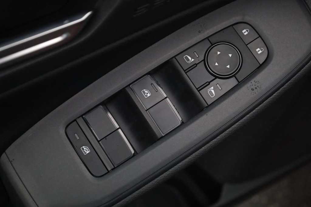 Nissan Sentra Vehicle Image 11