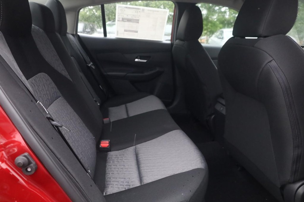 Nissan Sentra Vehicle Image 22