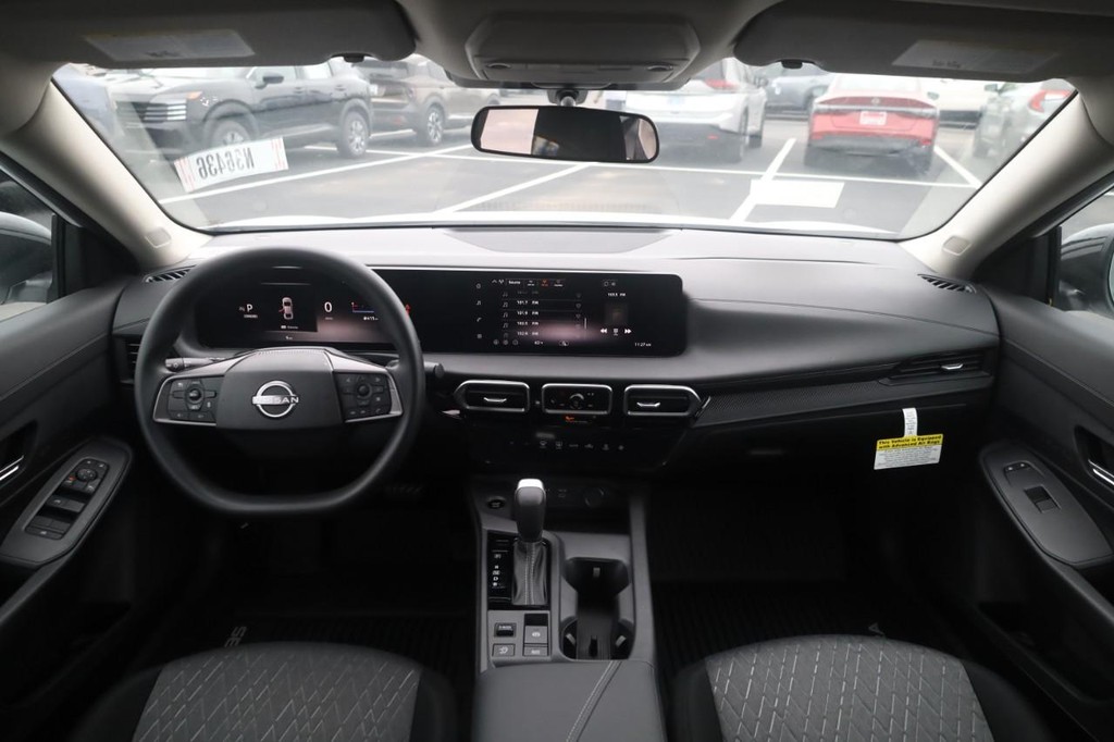 Nissan Sentra Vehicle Image 07