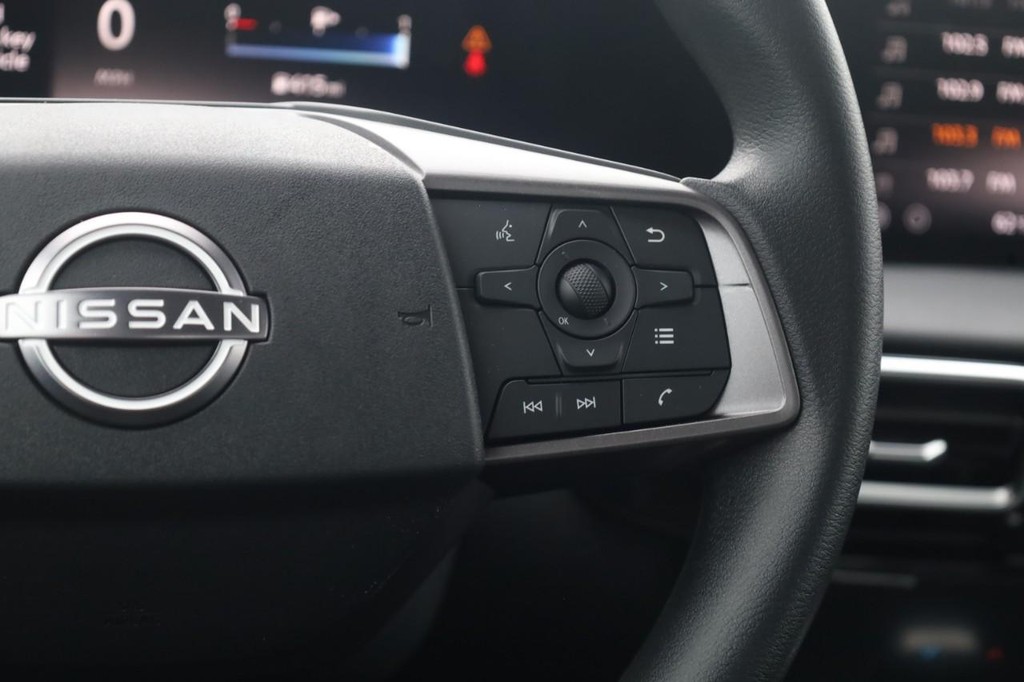 Nissan Sentra Vehicle Image 09