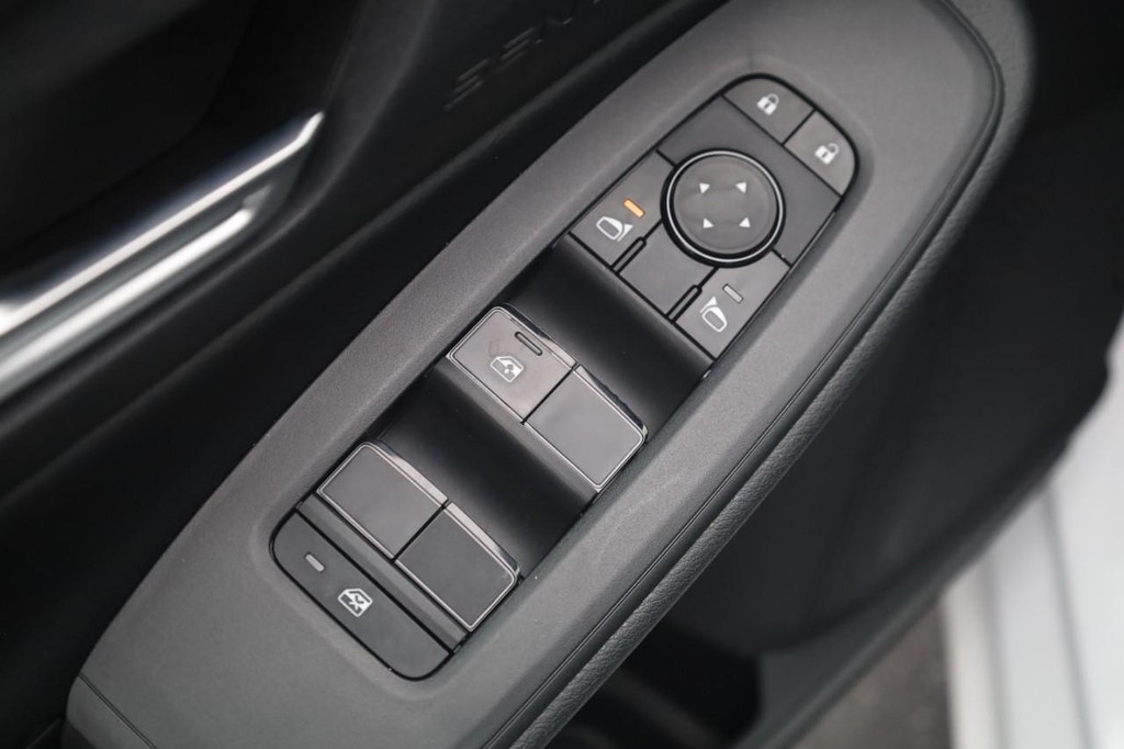 Nissan Sentra Vehicle Image 11