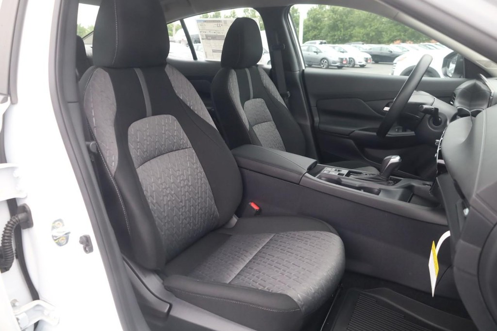 Nissan Sentra Vehicle Image 21