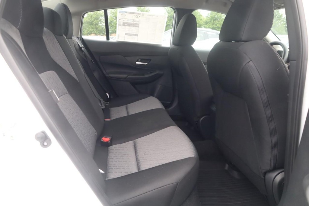Nissan Sentra Vehicle Image 22