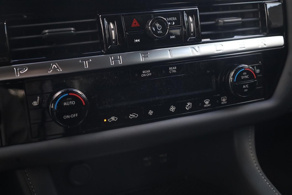 Nissan Pathfinder Vehicle Image 16