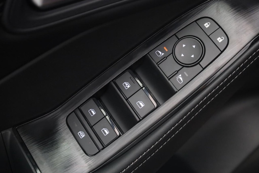Nissan Rogue Vehicle Image 11