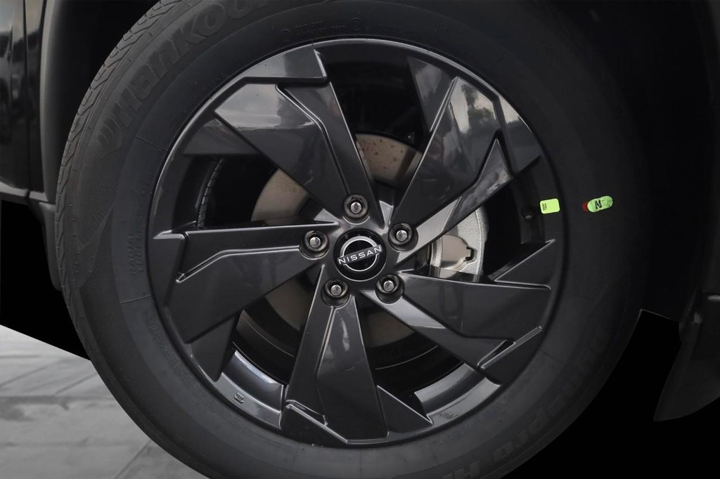 Nissan Rogue Vehicle Image 03