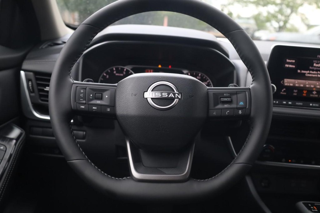 Nissan Rogue Vehicle Image 08