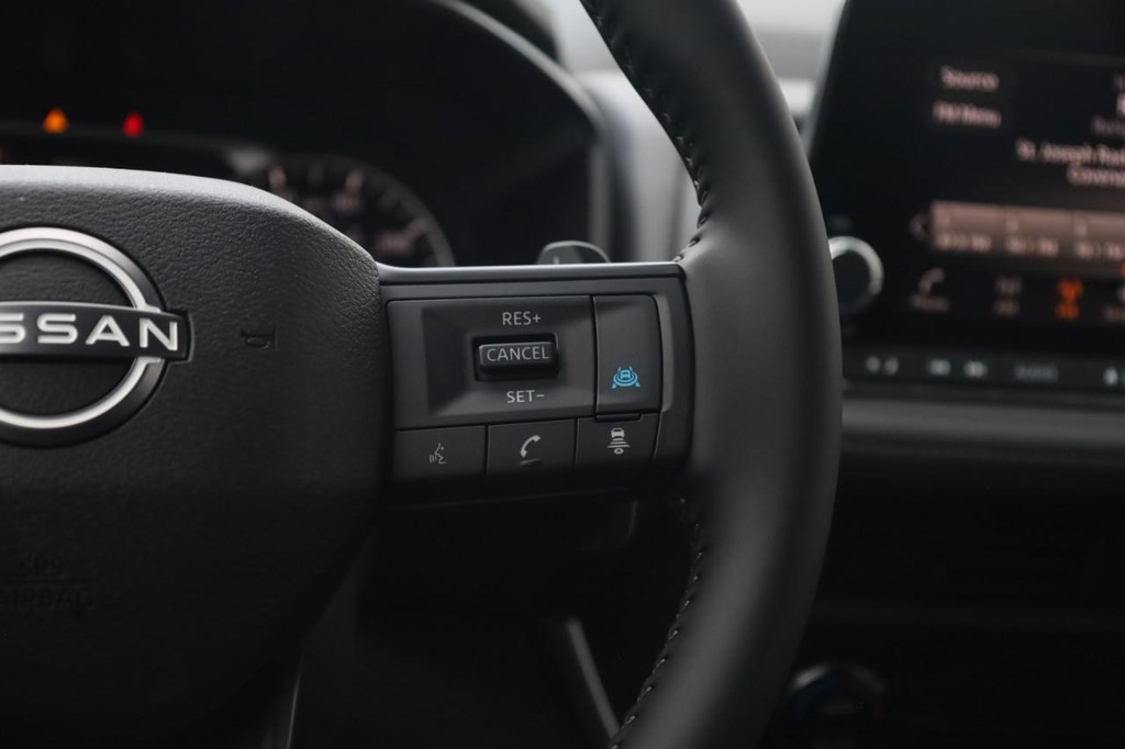 Nissan Rogue Vehicle Image 09