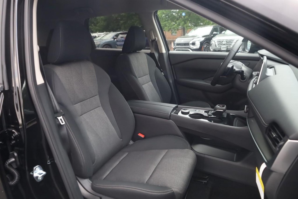 Nissan Rogue Vehicle Image 21