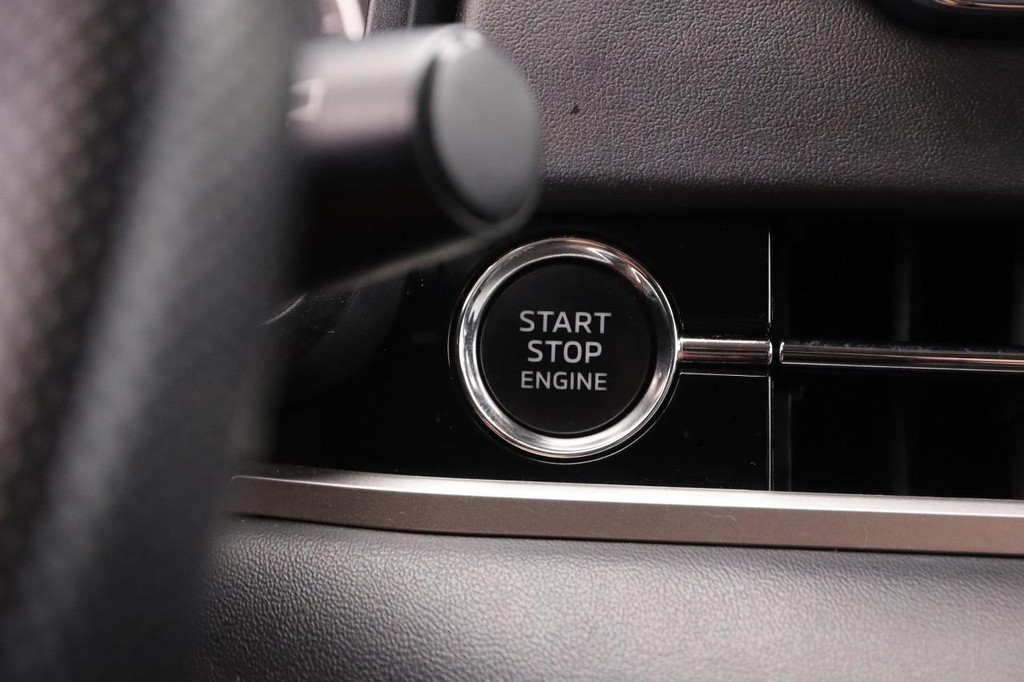 Mitsubishi Outlander Vehicle Image 16