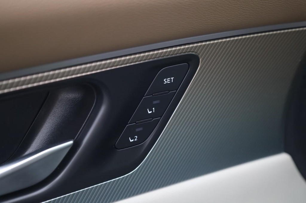 Nissan Murano Vehicle Image 12
