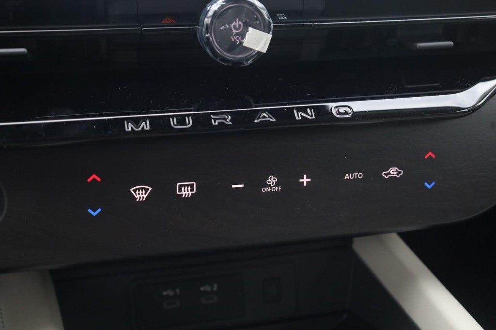 Nissan Murano Vehicle Image 17