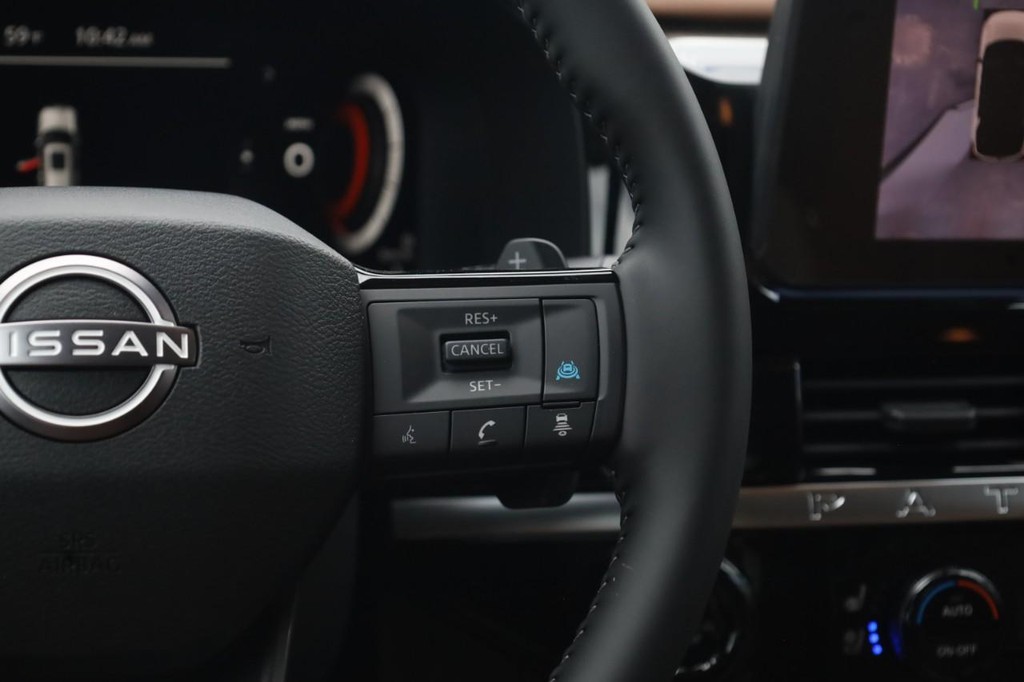 Nissan Pathfinder Vehicle Image 09