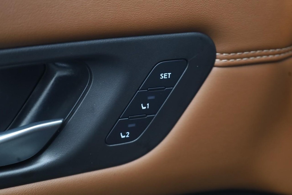 Nissan Pathfinder Vehicle Image 12