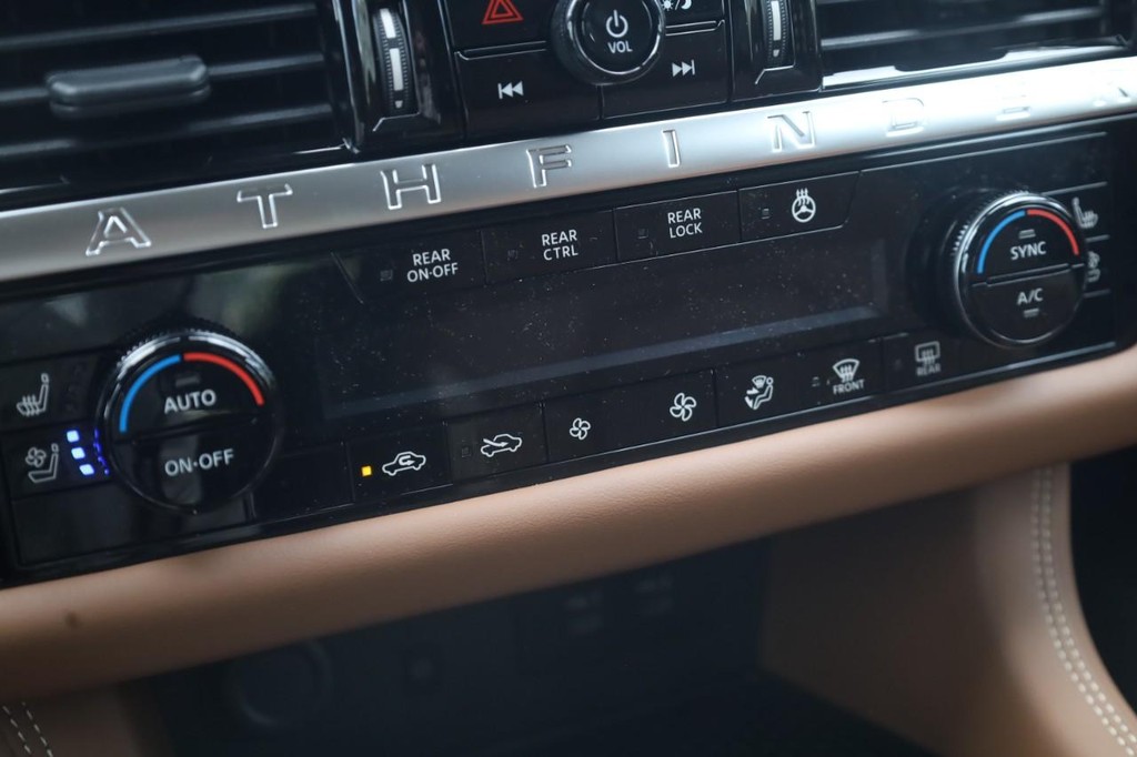 Nissan Pathfinder Vehicle Image 17